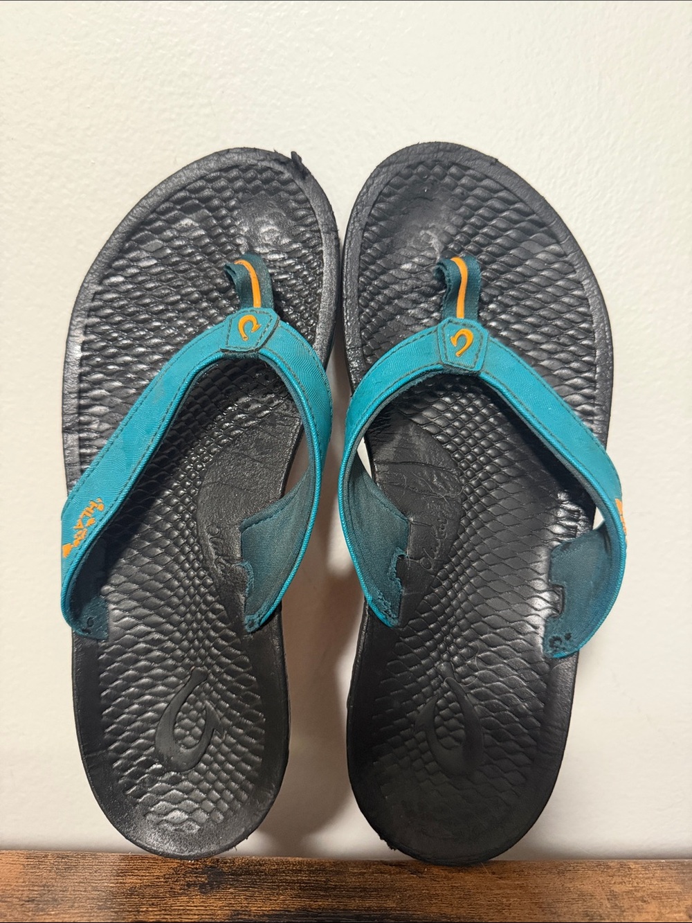 OluKai Teal Patterned Flip Flops Women’s Size 6